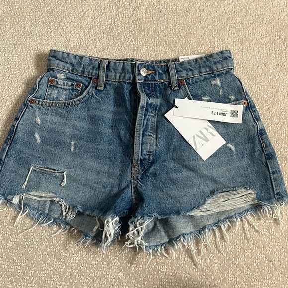Zara high rise shorts. These have never been worn before and still has the tag - Picture 2 of 3